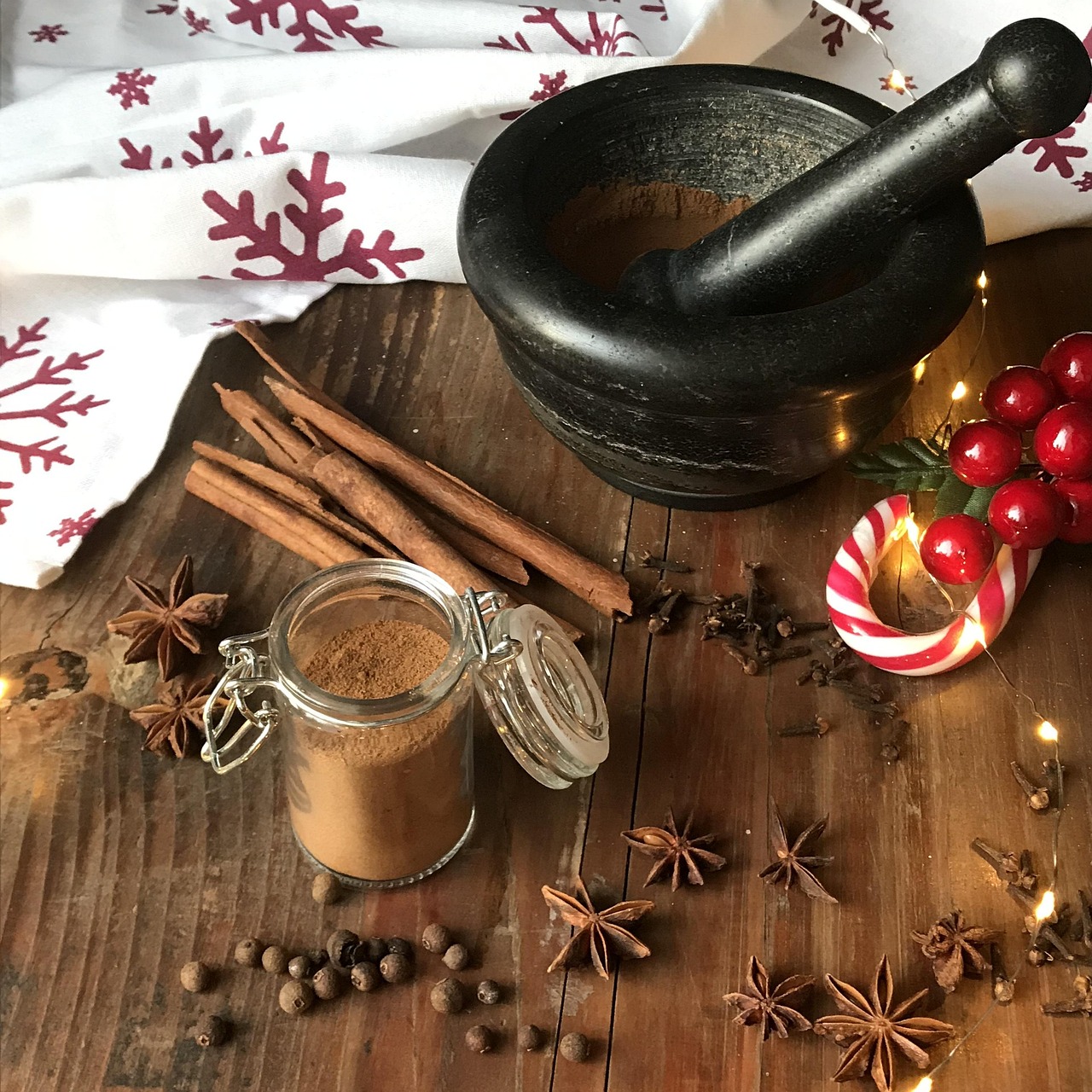 spice-3848038_1280 Świąteczne przyprawy – cynamon, imbir i goździki – w miseczce i nad kubkiem herbaty, symbolizujące aromatyczne wsparcie zdrowia zimą.